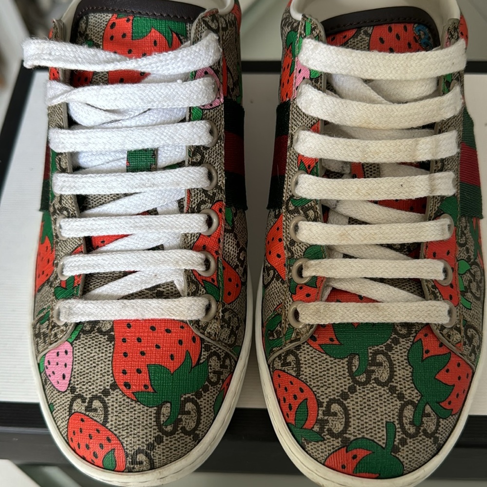 Gucci GG Supreme Monogram Canvas Logo Strawberries Print Ace Sneakers - Picture 6 of 7